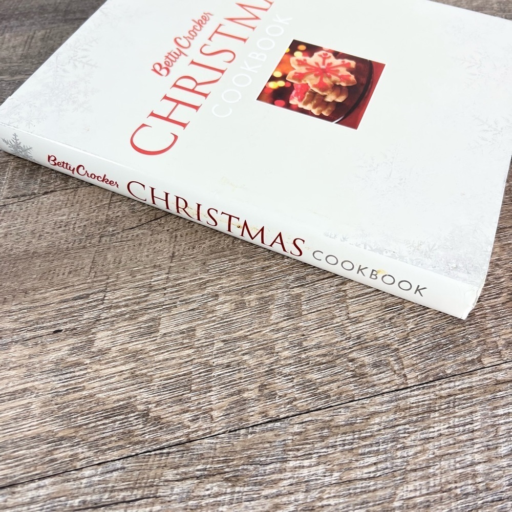Betty Crocker‎ Christmas Cookbook by Betty Crocker Editors 2006 Hardcover - Picture 3 of 12